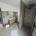 Moderne Piscine Privative Hauteurs De فيلة