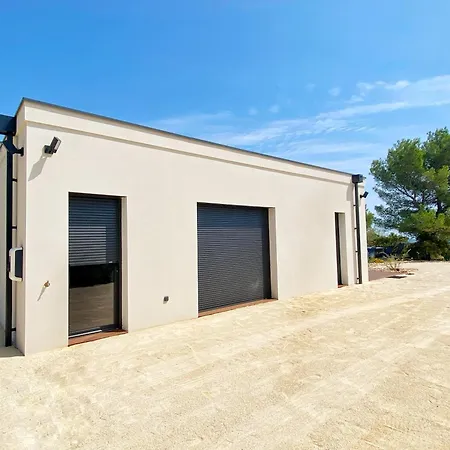 Moderne Piscine Privative Hauteurs De نيم